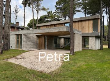 Casa · 227m² · 5 Ambientes · 1 Cochera · Casa en Venta en Pinamar. Isla del Golf