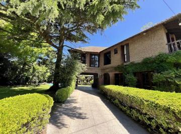 Casa · 380m² · 6 Ambientes · 1 Cochera · Chalet 6 Ambientes Sobre 1600 m² Piscina y Quincho - El Grosellar