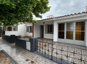 Casa · 106m² · 4 Ambientes · 2 Cocheras · Casa - Residencial América