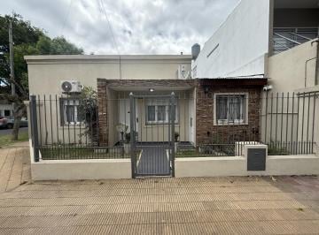 Casa · 130m² · 3 Ambientes · 1 Cochera · Casa en Esquina Reciclada a Nuevo – Planta Baja – Lomas de Zamora