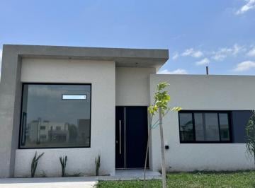 Casa · 130m² · 5 Ambientes · 1 Cochera · Venta de Casa Moderna en Una Planta en Santa Elisa Pilar del Este