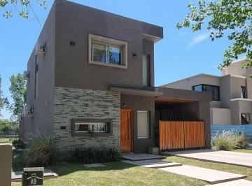 Casa · 450m² · 5 Ambientes · 2 Cocheras · Casa en Venta| Barrio Privado "Los Pasos del Jockey"