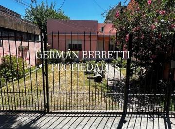 Casa · 95m² · 4 Ambientes · 2 Cocheras · Casa en Venta Ubicado en Remedios de Escalada, Lanús, G. B. a. Zona Sur