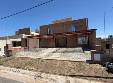 Casa · 150m² · 4 Ambientes · 2 Cocheras · Casa - Docta