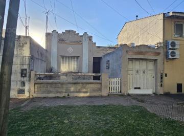 Casa · 209m² · 6 Ambientes · 1 Cochera · Casa de Corte Antiguo con 3 Deptos - Excelente Lote!