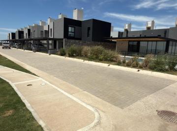 Casa · 125m² · 5 Ambientes · 2 Cocheras · Casa en Housing One, Nobu Town