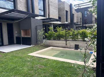 Casa · 104m² · 4 Ambientes · 1 Cochera · Venta Casa en Fisherton Tres Dorm. Pileta Parrillero Cochera