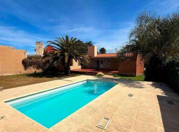 Casa · 184m² · 3 Dormitorios · 2 Cocheras · ¡Tu Nuevo Hogar en Villa Carlos. Paz Te Espera! Hermosa Casa