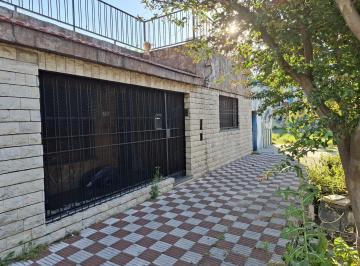 Casa · 100m² · 5 Ambientes · 1 Cochera · Casa en Venta + Galpón. Biedma Al 100