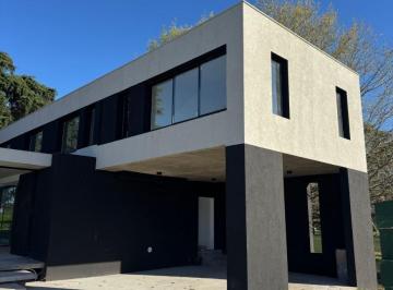 Casa de 6 ambientes, La Plata · Casa a Estrenar con Vista a La Laguna en Club de Campo La Candida