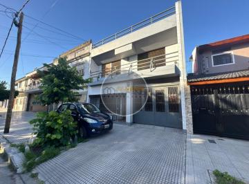Casa · 271m² · 4 Ambientes · 3 Cocheras · En Venta Casa Seis Ambientes, Cochera Triple, Quincho - Excelente Estado! (Villa Lugano)