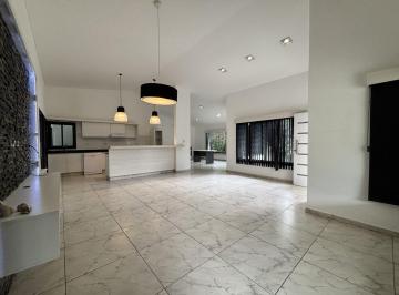 Casa · 240m² · 4 Ambientes · 2 Cocheras · Venta de Casa 3 Dorm. con Pileta en Country La Arbolada Hollywood