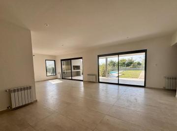 Casa · 230m² · 4 Ambientes · 2 Cocheras · Venta de Casa en Country La Arbolada Hollywod