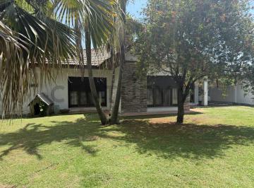 Casa · 300m² · 3 Dormitorios · 3 Cocheras · Venta de Casa y Gran Lote | Calle 508 E/ 20 y 21 | Gonnet - La Plata