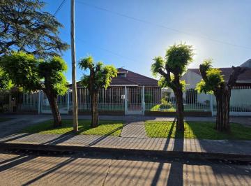 Casa · 220m² · 5 Ambientes · 2 Cocheras · Excelente Chalet de Categoría a La Venta! Ubicado a 150 m de Av Espora!