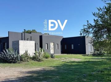 Casa · 270m² · 5 Ambientes · 1 Cochera · Casa en Chacras Santa María