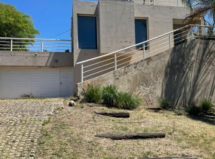 Casa · 327m² · 4 Ambientes · 2 Cocheras