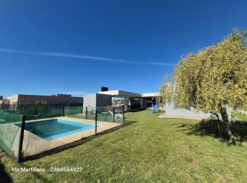 Casa · 216m² · 5 Ambientes · 2 Cocheras · Casa en Enta, Barrio Vista Barda, Av Viterbori, Gral Roca