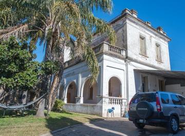 Casa · 700m² · 28 Ambientes · 2 Cocheras · Casona + Departamentos en El Centro de Zavalla