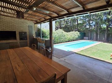 Casa · 145m² · 4 Ambientes · 1 Cochera · Casa de 3 Dorm. y Pileta en Fisherton
