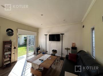 Casa · 80m² · 1 Ambiente · 1 Cochera · Casa con un Dorm., Jardin, Parrilla y Cochera