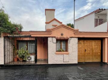 Casa · 216m² · 4 Dormitorios · 1 Cochera · Casa en Venta