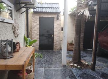 Casa · 250m² · 6 Ambientes · 1 Cochera · Tres Viviendas en Conjunto– Ideal Para Familias o Inversión