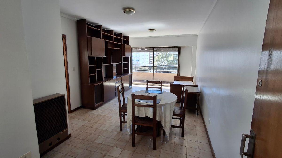 Reservado. La Perla, 25 de mayo casi La Rioja. Amplio departamento de 2 Ambientes con baulera