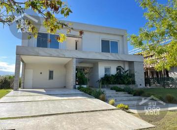 Casa · 368m² · 6 Ambientes · 2 Cocheras · Casa en Venta en Barrio Nautico Albanueva - Rincon de Milberg - Tigre