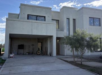 Casa · 218m² · 4 Ambientes · 2 Cocheras · Casa en Venta a Estrenar en Barrio Cerrado Village Joven, Bella Vista