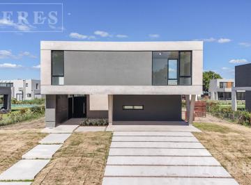 Casa · 277m² · 8 Ambientes · 2 Cocheras · Casa en Venta en La Calesa, Pilará