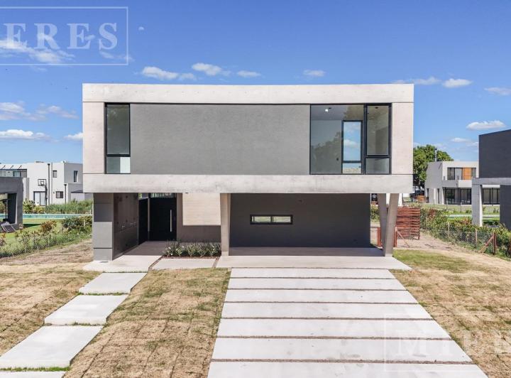 Casa · 277m² · 8 Ambientes · 2 Cocheras