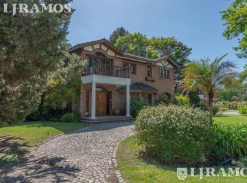 Casa · 390m² · 6 Ambientes · 7 Cocheras · Casa en Village Golf