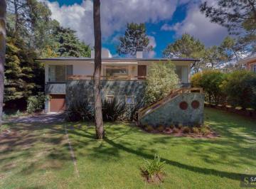 Casa en Venta de 5 ambientes  · Casa en Venta con Vista Al Golf – Estilo Moderno y Gran Luminosidad en Cariló - 4 Dorm. - 4 Baños