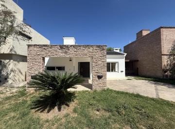 Casa · 126m² · 4 Ambientes · 2 Cocheras · Casa en Venta de 2 Dorm. en Las Cañitas Barrio Privado