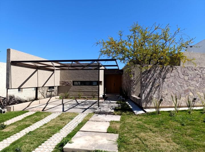Casa · 188m² · 5 Ambientes · 2 Cocheras