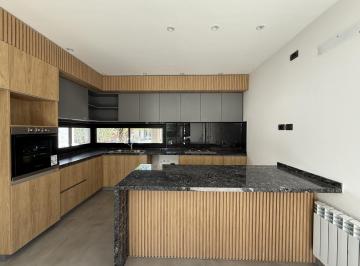 Casa · 185m² · 5 Ambientes · 2 Cocheras · Casa en Venta de 2 Dorm. en Las Cañitas Barrio Privado a Estrenar