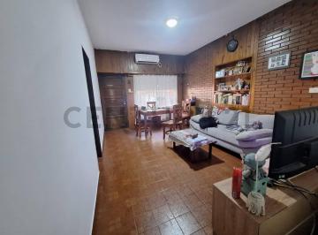 Casa · 116m² · 3 Ambientes · 1 Cochera · Venta de Casa 3 Ambientes en Remedios de Escalada, Lanús.