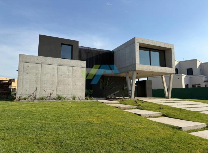 Casa · 276m² · 5 Ambientes · 1 Cochera