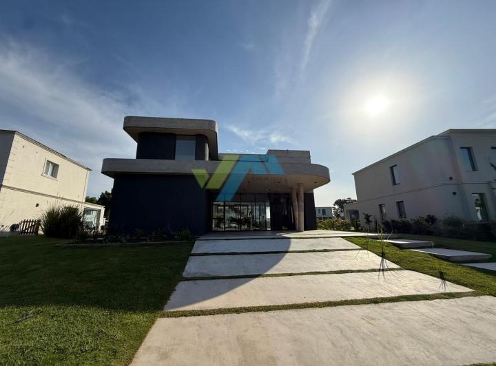 Casa · 245m² · 4 Ambientes · 1 Cochera