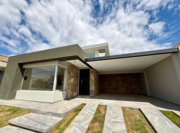 Casa de 4 ambientes, Luján de Cuyo · En Venta – Exclusiva Casa en Barrio Privado