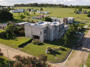 Casa · 400m² · 8 Ambientes · 2 Cocheras · Casa en Prados de La Adelina Club de Campo - Gualeguaychu - Entre Rios