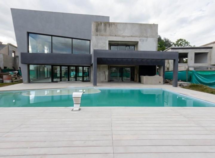 Casa · 600m² · 6 Ambientes · 5 Cocheras