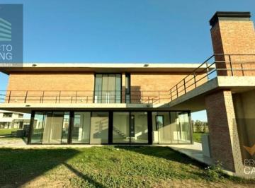 Casa · 163m² · 4 Ambientes · Casa Alquiler en Barrio Lares de Canning