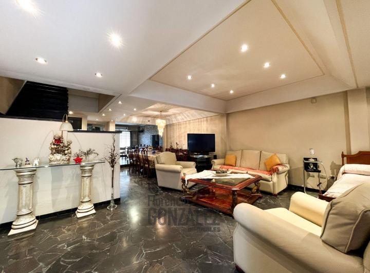 Casa · 275m² · 5 Ambientes · 2 Cocheras