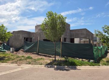 Casa de 7 ambientes, Carrodilla · Casa en B° La Luisa - Lujan de Cuyo