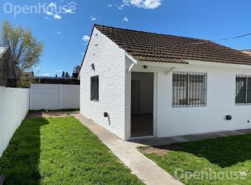 Casa · 120m² · 6 Ambientes · 2 Cocheras · Venta Inversion con Renta Anual de Usd 1200. 10%, Inmejorable. Financiacion del 50%.