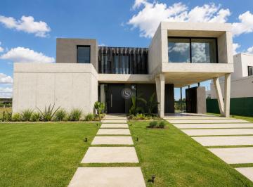Casa · 276m² · 5 Ambientes · Casa en Venta en La Calesa, Pilara, Pilar