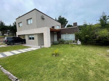 Casa · 300m² · 6 Ambientes · 3 Cocheras · Casa en Venta - Costa Esmeralda - Ecuestre 132