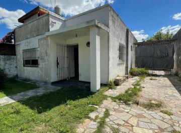 Casa · 90m² · 3 Ambientes · 3 Cocheras · Venta Casa Villa Tesei Hurlingham Permuta